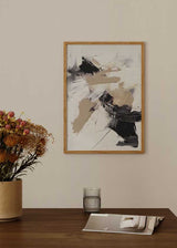 Cuadro con composición abstracta en negro, beige, blanco roto y gris, con manchas amplias, trazos dinámicos y contraste sobre fondo claro, de estilo abstracto. Disponible en kudeko.com