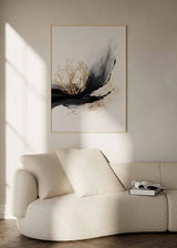 Cuadro con ramas doradas sobre composición negra fluida, fondo blanco roto, detalles beige y grises, de estilo abstracto. Disponible en kudeko.com