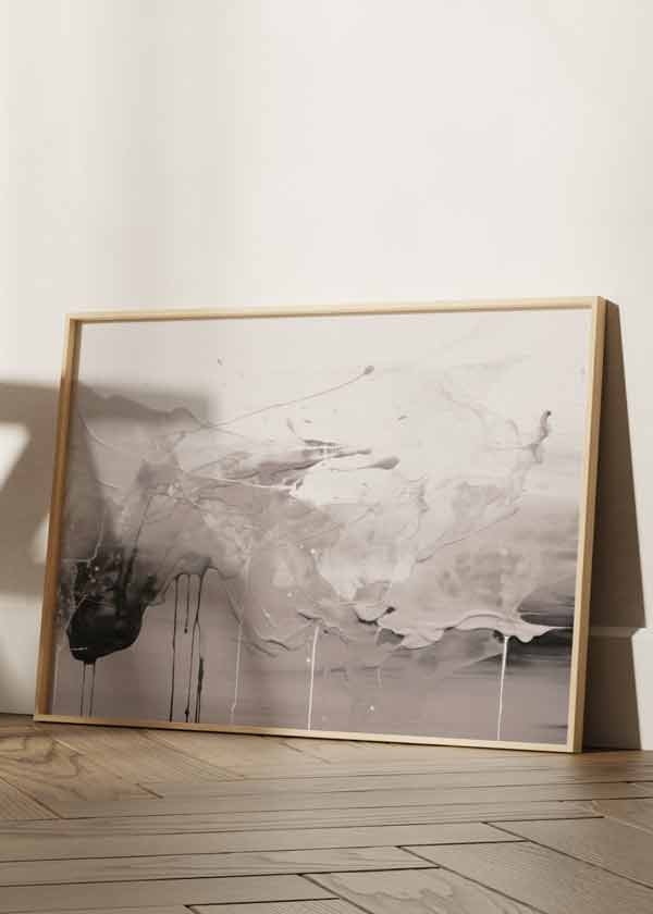 Horizontales Wandbild mit abstrakten Formen, fließenden Flächen, sanften Tropfspuren und Farben in Beige, Taupe, Off-White und Schwarz, im reduzierten abstrakten Stil. Erhältlich auf kudeko.com