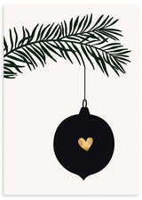 Quadro com bola de Natal preta suspensa, pequeno coração dourado, ramo de pinheiro verde, fundo claro e estilo minimalista para decoração de parede festiva. Disponível em kudeko.com