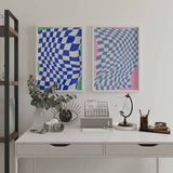 Quadro com padrão de quadrados ondulados em azul claro e branco, formas curvas cor-de-rosa e estilo geométrico moderno com sensação de movimento. Disponível em kudeko.com