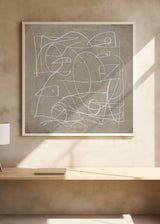 Quadratisches Wandbild mit abstrakten überlagerten Gesichtern in weißen Linien auf beigefarbenem, strukturiertem Hintergrund, mit geschwungenen und geometrischen Formen im abstrakten Stil. Erhältlich auf kudeko.com