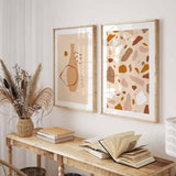 Quadro com formas orgânicas irregulares inspiradas no terrazzo, em bege, terracota, mostarda, branco sujo e castanho, de estilo abstrato contemporâneo. Disponível em kudeko.com