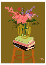 Cuadro con jarrón rayado amarillo y verde, flores rosadas y lilas, libros apilados sobre taburete de madera, fondo ocre, estilo ilustración. Disponible en kudeko.com