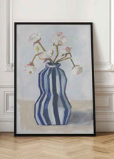 Cuadro con flores blancas de tallos verdes en jarrón de rayas azules y blancas, fondo claro y estilo floral elegante. Disponible en kudeko.com