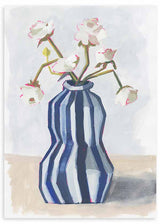 Cuadro con flores blancas de tallos verdes en jarrón de rayas azules y blancas, fondo claro y estilo floral elegante. Disponible en kudeko.com