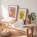 Cuadro de ilustración floral colorida y vintage, sobre fondo amarillo y tarro con palabra "honey"