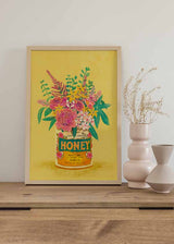 Cuadro de ilustración floral colorida y vintage, sobre fondo amarillo y tarro con palabra "honey"