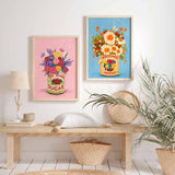 Cuadro de ramo floral con flores blancas, fresas rojas, detalles naranjas, mariposas y lata vintage sobre fondo azul, de estilo vintage. Disponible en kudeko.com