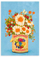 Cuadro de ramo floral con flores blancas, fresas rojas, detalles naranjas, mariposas y lata vintage sobre fondo azul, de estilo vintage. Disponible en kudeko.com
