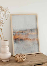 Cuadro con composición abstracta de niebla difusa, texturas suaves en blanco roto, gris perla, azul grisáceo y reflejos cobre luminosos, de estilo abstracto. Disponible en kudeko.com