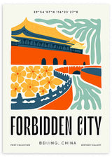 Gerahmtes Wandbild der Verbotenen Stadt in Peking mit traditionellem Gebäude, geschwungener Brücke, dekorativen Blumen, Orange, Gelb, Petrolblau und Wassergrün im grafischen Städte Stil. Erhältlich auf kudeko.com