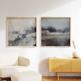 Cuadro cuadrado con lago brumoso, bosque difuso al fondo, reflejos en agua tranquila, tonos grises, beige y negro, de estilo naturaleza y paisajes. Disponible en kudeko.com