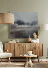 Cuadro cuadrado con lago brumoso, bosque difuso al fondo, reflejos en agua tranquila, tonos grises, beige y negro, de estilo naturaleza y paisajes. Disponible en kudeko.com