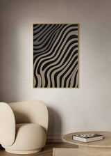 Quadro emoldurado com linhas onduladas pretas e bege, padrão orgânico, contraste marcado e composição de estilo geométrico para decoração de parede contemporânea. Disponível em kudeko.com