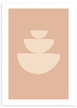 Tableau encadré avec trois formes semi-circulaires superposées en crème sur fond rose poudré, composition équilibrée au style minimaliste et lignes épurées. Disponible sur kudeko.com