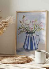 Cuadro con ramo de flores blancas y rosas en jarra de rayas azules, fondo claro y composición de estilo floral. Disponible en kudeko.com