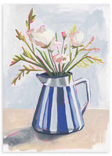 Cuadro con ramo de flores blancas y rosas en jarra de rayas azules, fondo claro y composición de estilo floral. Disponible en kudeko.com