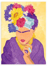 Cuadro con retrato femenino inspirado en Frida Kahlo, con flores grandes en amarillo, fucsia, azul y violeta, fondo crema y estilo ilustración. Disponible en kudeko.com