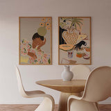 Gerahmtes Wandbild mit tropischen Früchten auf einem Tisch, Papaya, Feige, Tomate, dekorativem Krug, Glas, grünen Blättern in Beige, Oliv, Schwarz und Terrakotta, im zeitgenössischen Illustrationsstil. Erhältlich auf kudeko.com