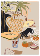 Gerahmtes Wandbild mit tropischen Früchten auf einem Tisch, Papaya, Feige, Tomate, dekorativem Krug, Glas, grünen Blättern in Beige, Oliv, Schwarz und Terrakotta, im zeitgenössischen Illustrationsstil. Erhältlich auf kudeko.com