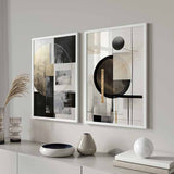 Cuadro con composición geométrica de círculos negros, formas beige y grises, líneas finas y detalles dorados sobre fondo claro, de estilo geométrico. Disponible en kudeko.com