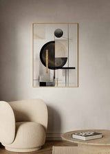 Cuadro con composición geométrica de círculos negros, formas beige y grises, líneas finas y detalles dorados sobre fondo claro, de estilo geométrico. Disponible en kudeko.com