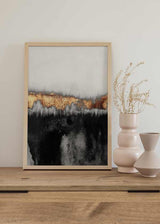Quadro com composição abstrata de manchas pretas e cinzentas esbatidas, faixa central dourada acobreada, estilo contemporâneo e paleta neutra para decoração de parede. Disponível em kudeko.com