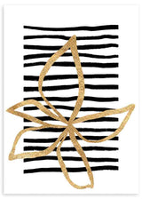Gerahmtes Wandbild mit großer goldener Linienblüte, unregelmäßigen schwarzen Streifen, weißem Hintergrund und minimalistischem zeitgenössischem Stil. Erhältlich auf kudeko.com