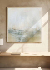 Quadratisches Wandbild mit abstrakter nebliger Landschaft in Beige, Off-White, Grün Grau und zartem Blau, im klaren abstrakten und zeitgenössischen Stil. Erhältlich auf kudeko.com