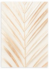 Cuadro de hoja de palma simétrica en tonos beige, arena y dorado suave sobre fondo blanco, de estilo minimalista. Disponible en kudeko.com