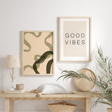 Cuadro con frase GOOD VIBES en tipografía negra sobre fondo beige claro, composición limpia y estilo con frases. Disponible en kudeko.com