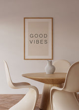 Cuadro con frase GOOD VIBES en tipografía negra sobre fondo beige claro, composición limpia y estilo con frases. Disponible en kudeko.com