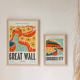 Quadro emoldurado com ilustração da Grande Muralha da China, formas curvas em laranja, flores amarelas, detalhes em verde água e azul-petróleo, estilo gráfico sobre fundo claro. Disponível em kudeko.com
