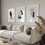 Cuadro ilustración de columna con trazo fino en negro y detalles en azul sobre fondo beige