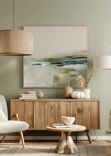 Quadro quadrado com paisagem abstrata de horizonte enevoado, campos suaves em bege, branco pérola, verde oliva e azul acinzentado, composição serena e luminosa de estilo abstrato. Disponível em kudeko.com