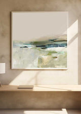 Quadro quadrado com paisagem abstrata de horizonte enevoado, campos suaves em bege, branco pérola, verde oliva e azul acinzentado, composição serena e luminosa de estilo abstrato. Disponível em kudeko.com