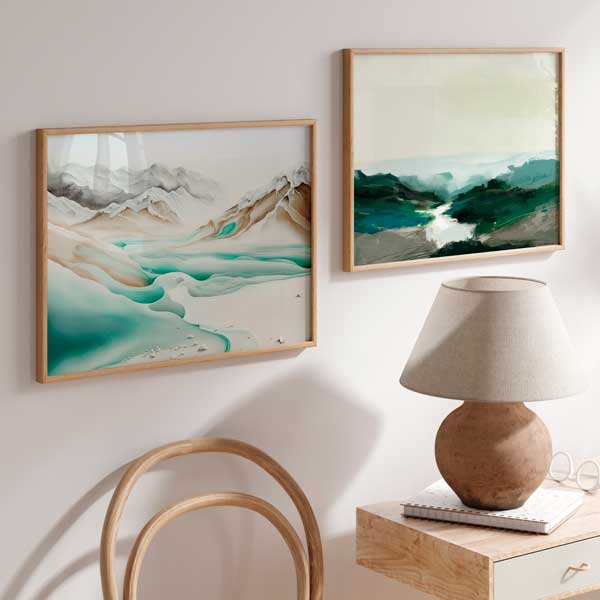 Cuadro horizontal de paisaje con colinas difusas, río claro serpenteante, cielo luminoso y tonos verde azulado, blanco y gris, de estilo naturaleza y paisajes. Disponible en kudeko.com