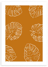 Cuadro con hojas tropicales monstera en contornos blancos sobre fondo terracota cálido, composición botánica limpia de estilo minimalista. Disponible en kudeko.com