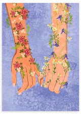 Cuadro de dos manos entrelazadas con flores rosadas, margaritas blancas, campanillas azules y fondo azul suave, en estilo ilustración. Disponible en kudeko.com