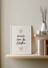 Cuadro con frase navideña coming home for Christmas en negro, fondo blanco y copos de nieve dorados, de estilo con frases. Disponible en kudeko.com