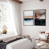 Conjunto de dos cuadros abstractos en tonos blanco, negro, gris y dorado, con franjas suaves, capas fluidas y efecto mineral elegante. Disponible en kudeko.com