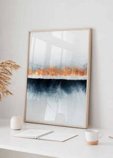 Quadro com composição abstrata de faixas difusas em branco, azul acinzentado, preto e cobre, visual equilibrado com estilo contemporâneo e horizonte sereno. Disponível em kudeko.com