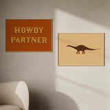 Quadro horizontal com a frase Howdy Partner, letras amarelas grandes, fundo laranja e composição tipográfica de estilo western retro para decoração de parede. Disponível em kudeko.com