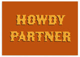 Quadro horizontal com a frase Howdy Partner, letras amarelas grandes, fundo laranja e composição tipográfica de estilo western retro para decoração de parede. Disponível em kudeko.com