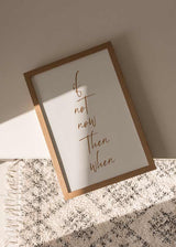 Wandbild mit englischem Schriftzug in brauner Handschrift auf hellbeigem Hintergrund, minimalistischer Typografie und klarer länglicher Komposition. Erhältlich auf kudeko.com