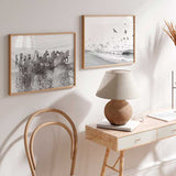 Horizontales Wandbild mit weißen Pferden im Wasser, silbernen Spiegelungen, dynamischen Spritzern, nebligem Hintergrund in Grau und Weiß, im fotografischen Stil. Erhältlich auf kudeko.com