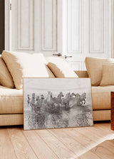 Horizontales Wandbild mit weißen Pferden im Wasser, silbernen Spiegelungen, dynamischen Spritzern, nebligem Hintergrund in Grau und Weiß, im fotografischen Stil. Erhältlich auf kudeko.com