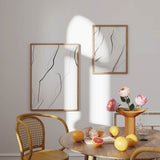 Cuadro de líneas negras curvas sobre fondo blanco con finos trazos grises entrelazados, composición abstracta de estilo minimalista. Disponible en kudeko.com