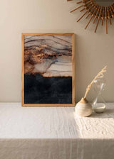Cuadro con composición abstracta de vetas fluidas, texturas minerales y manchas en negro, gris, blanco roto y cobre, de estilo abstracto. Disponible en kudeko.com